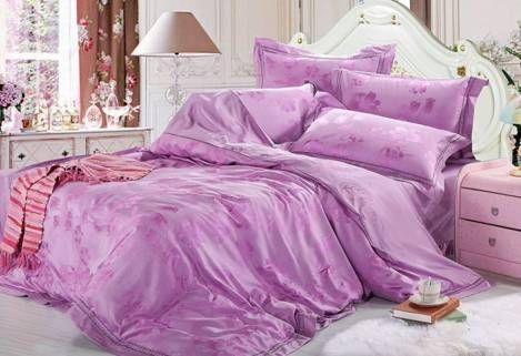 淡紫色适合宽敞明亮的卧室，搭配白色的床架和浅色的家具会提升房间整体气质