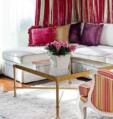 在白色简约的装修基调上，运用粉色、紫色的布艺为房间增加色彩主题和优雅的女性气质。花朵、条纹、圆点，多样的图案组合丰富了视觉效果