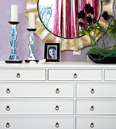 想布置一个粉色调的房间，有众多粉色调的壁纸和布艺可以选择，但是如果想找到一个颜色特别的家具可能会比较难
