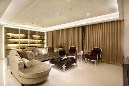 欧式造型沙发，搭配深色对椅，金色镶边古典线条与银色茶几脚呼应，藉由家具勾勒新古典风貌