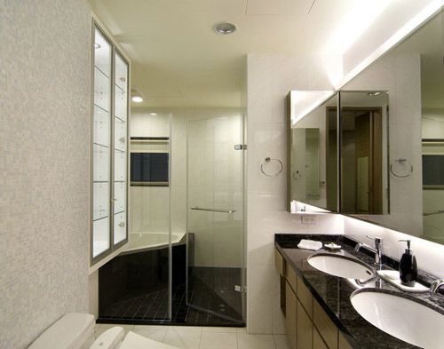 主卧卫浴采用黑白色系为主调，搭配局部马赛克妆点壁面，营造饭店式高级质感。并以玻璃、镜面材质设计收纳柜，降低视觉压迫感