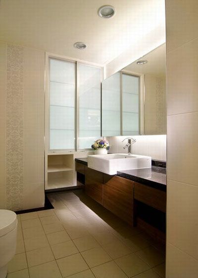 客用卫浴善用小空间做足收纳，利用大片镜面加大视觉感，配合间接灯光盈亮一室清爽风格