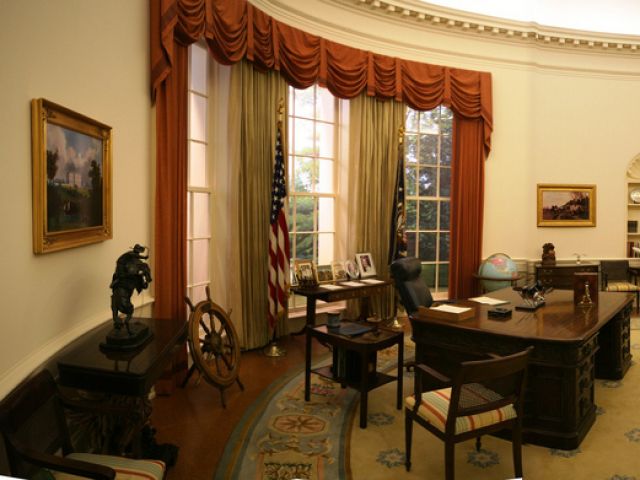 白宫办公室网课背景图片