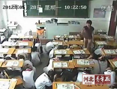 地震发生时，训练有素的学生们在老师指挥下避震