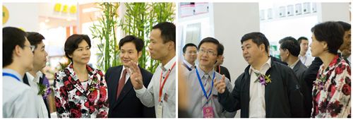 江门市市长庞国梅(左图中)、成都市人民政府副秘书长向世勇(右图中)参观嘉宝莉展位