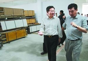 商务部副部长姜增伟左在居然之家总裁汪林朋右陪同下视察居然之家旧家具回收处理中心
