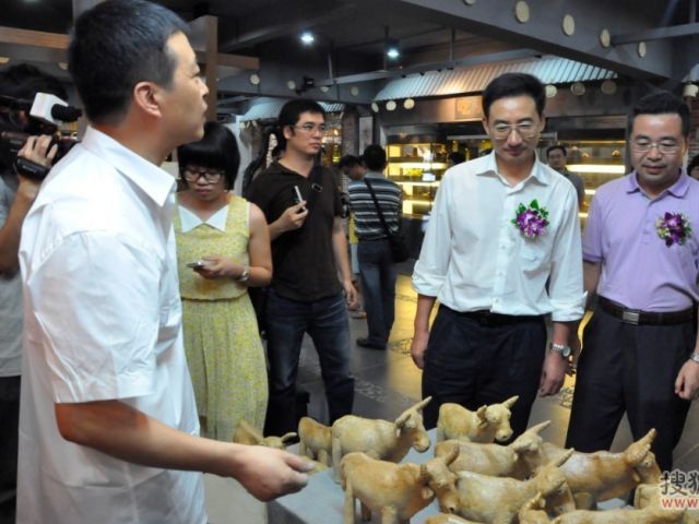 潘新潮常委与黄建平董事长参观博物馆