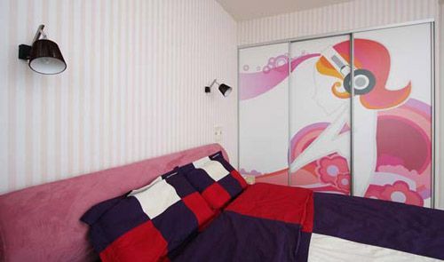 卧室，淡粉的条纹壁纸淡雅简约