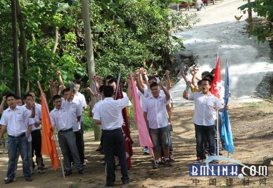 华兹卜登山团队，由董总带领举行山下誓师仪式