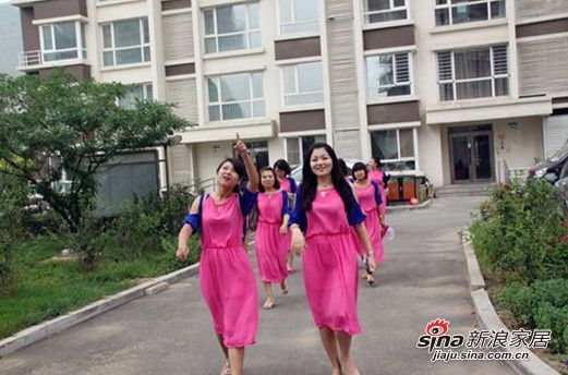走进东亚国际小区，粉色裙装成为一道亮丽的风景线