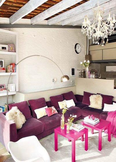 家具的选择是时尚和怀旧混搭的，现代的IKEA茶几和看上去陈旧的茄紫色沙发