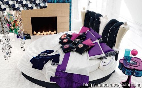 圆形的豪华大床以及镶嵌Swarovsky水晶的紫色柜子