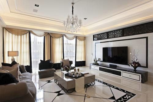 简约中透过材质的特性和工法表达出精致质感，黑白语汇与石材拼贴在玄关地坪、客厅地毯式拼贴及电视墙面一再呼应
