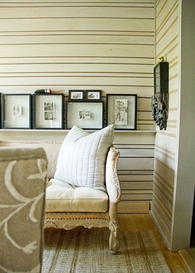 客厅以米白色为主要色调,现代简约的装修风格,非常大气