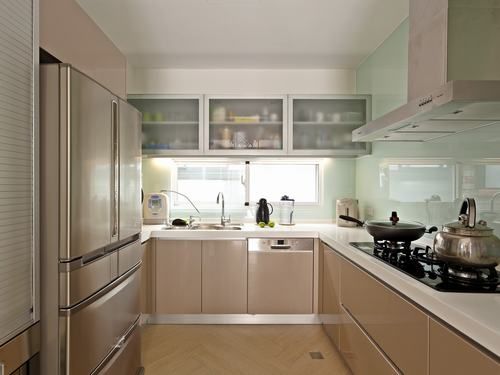 厨房以“ㄇ”字型强化收纳功能及使用动线，选用了方便清理的仿木纹地砖，搭配温暖色系厨具