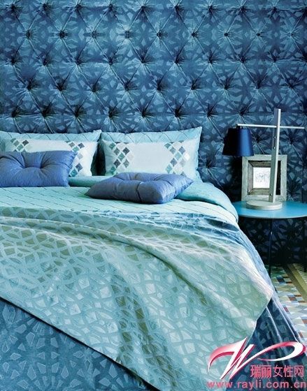 几何印花图案蓝灰色床品营造精致美感