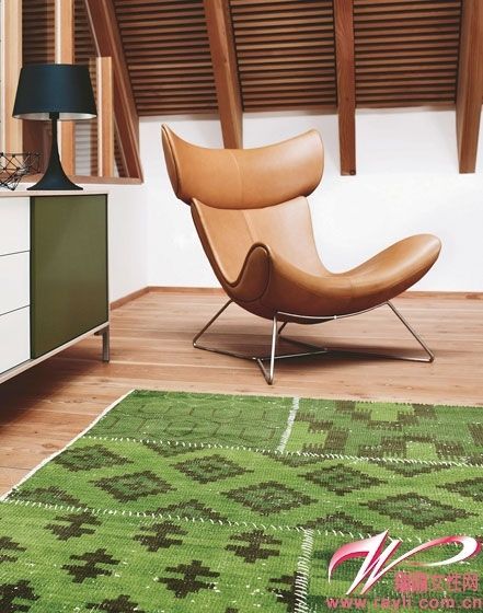 混搭几何图案的绿色地毯增加了自然的清新感和别致的风格