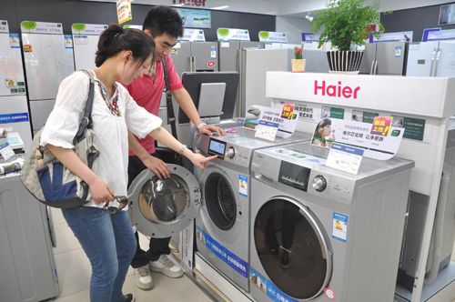 消费者在卖场体验海尔水晶洗衣机