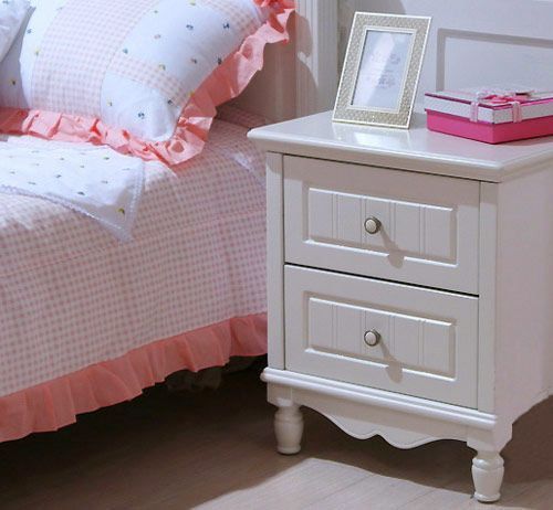 在小户型卧室中，床边放置一个线条简单的小床头柜就足够将私密的零碎品收纳起来
