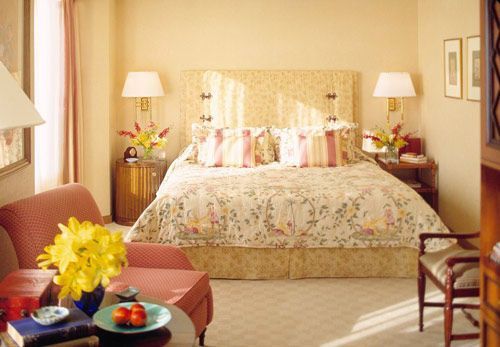 选择一张和卧室比例和谐的床，然后配置相应比例的灯饰和装饰品，和谐一致的搭配给你舒适的感觉