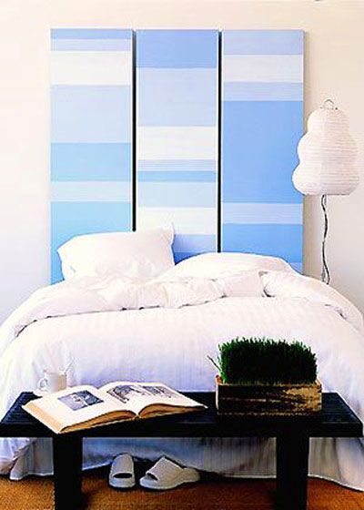 挂上湖面蓝的横条纹挂画，不仅从颜色上营造一个简约清爽的卧室，而且整个空间看起来变得宽阔
