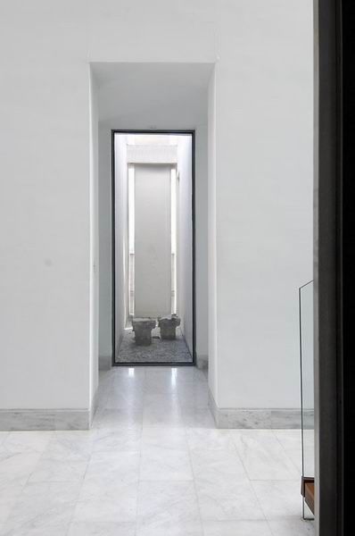 马德里的白色住宅 简洁的室内线条 