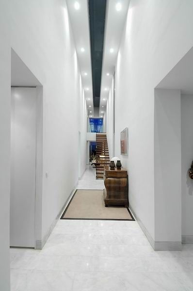 马德里的白色住宅 简洁的室内线条 