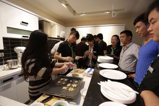 互动环节：手工饼干制作