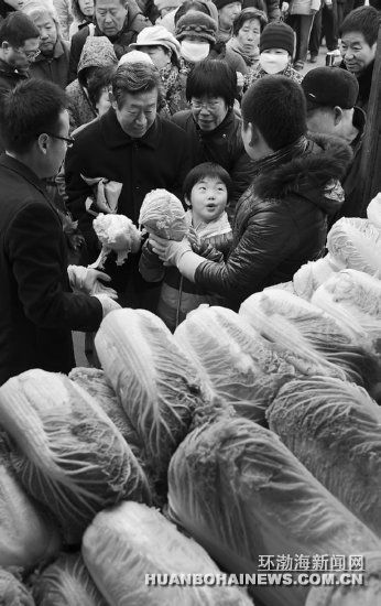 唐山商家举行万斤大白菜免费送市民活动