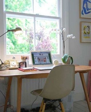 放在窗边上的书桌，拥有极好的采光。在一个宁静的午后，当你感到疲劳时望向窗外，看到大片绿色的植物，帮你消除疲劳之时，又能很好的保护视力