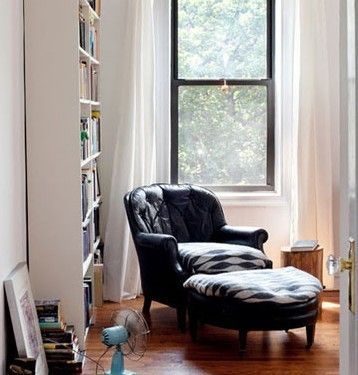 在客厅的一角，形成天然的休闲区域，大大的沙发椅，让人倍感舒适