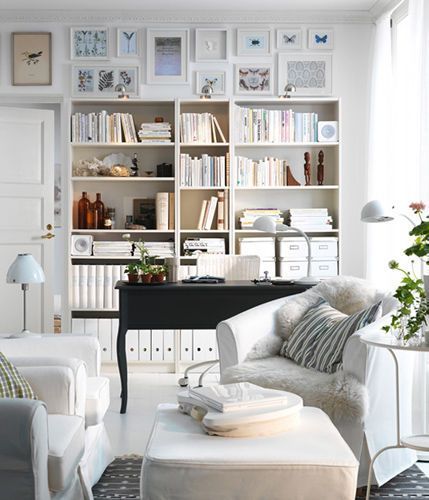 纯白色的主色调让小角落变得额外宁静，繁而不乱的书架让角落带有浓重的书香氛围