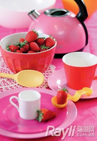 用精致餐具搭配草莓的甜美