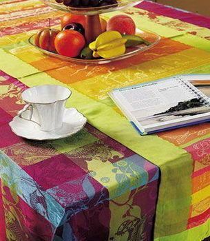 纯棉质地的桌布有着异彩纷呈的颜色，但巧妙的色彩搭配让它丝毫没有显得杂乱