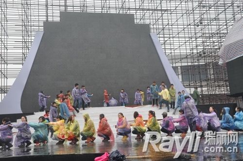 (图为:演员们风雨无阻，排练节目)