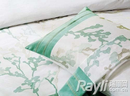 淡绿色的抽象植物花纹让床品凸显简洁大气质感