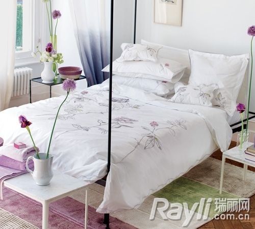 有着艳丽的色彩明度的床品以花朵和嫩叶图案为点缀