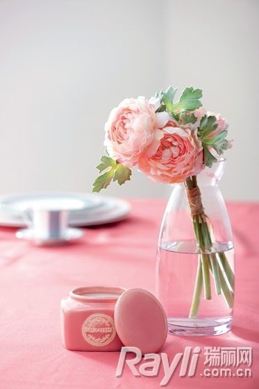 香薰蜡烛与粉色餐桌装饰