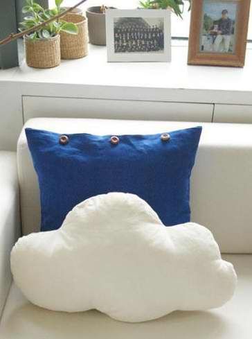 纯色素雅的方形抱枕跟白色云行保证摆在一切就会有惊艳的装饰效果，十分可爱的小搭配哦。这样可人的小物件摆放在家里自然会吸引注意力