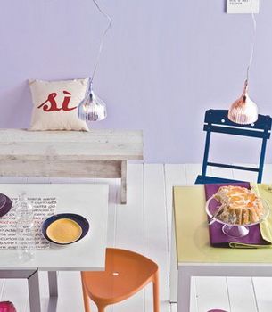 以白色、米色等浅色为主调的散发着规律感的学院风餐厅设计，座椅和餐具则大胆启用橙色和紫色、藏蓝和浅紫色调，打造出层次分明的贵族色系