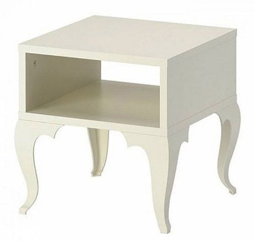 多斯塔白色边桌是宜家的一款经典产品，桌面下有开放式空间， 可用作备用储物空间，且分量轻，易于移动，原本的它纯色、极简，而改造后的它桌面用彩色布料包裹，极为绚丽
