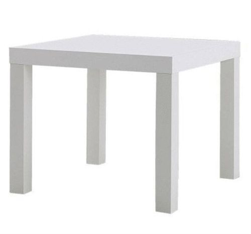 正方形的拉克白色边桌，是宜家十分经典的一款，能在许多家庭中觅得，它便于组装，分量轻，易于移动且价格便宜，深受人们喜爱