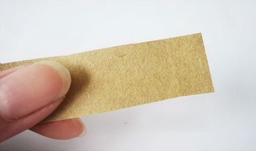 将牛皮纸剪成1cm宽的长条如图。可沿信封纵向剪，使纸条尽量长一些