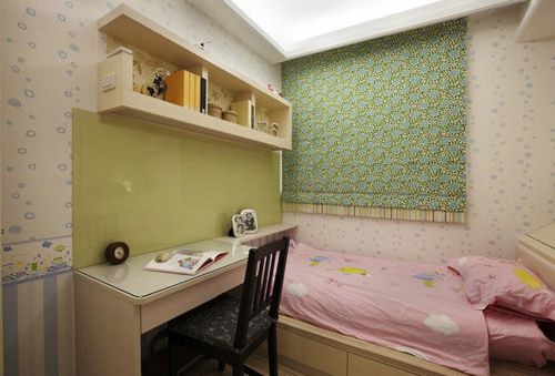 架高床架于底部做抽屉收纳，书桌前用烤漆玻璃，连结房间用色，也能作为白板使用，活泼的色彩与图样，让小孩房有生动的空间表情