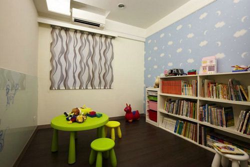 浅蓝色云朵壁纸与鲜明的色彩运用，营造出可爱的童趣感。游戏间皆使用活动式的家具，为小孩长大后预留可变更的弹性