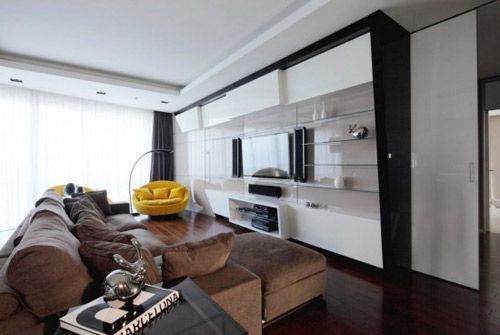 不规则电视柜的设计让整个家充满现代感。简洁大方，精致典雅。大面积的巧克力色瓦解了黑白间的僵硬感