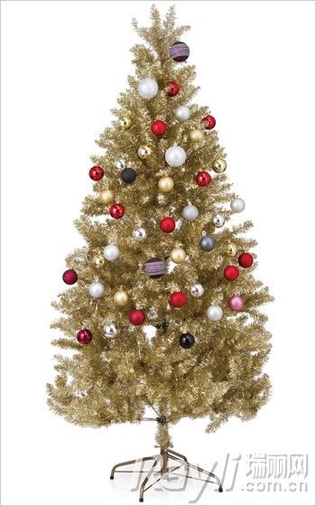 在金色圣诞树上挂满电镀彩绘球和闪亮的LED挂件