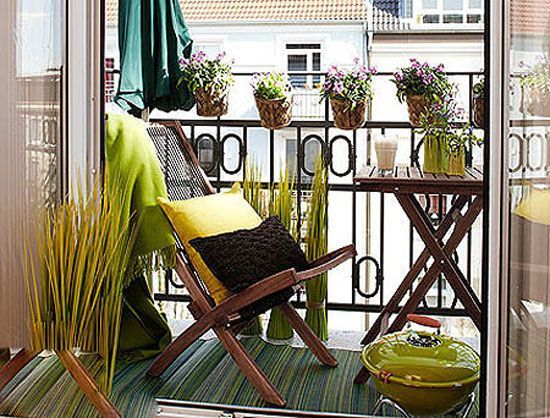 一款宜家风格的夏季小阳台设计，可悬挂盆栽平行有序的置于栏杆上，在极小的空间中毫不吝啬塞入躺椅以及餐台，绿色密集条纹地毯给阳台置入更多线条的同时更显自然味