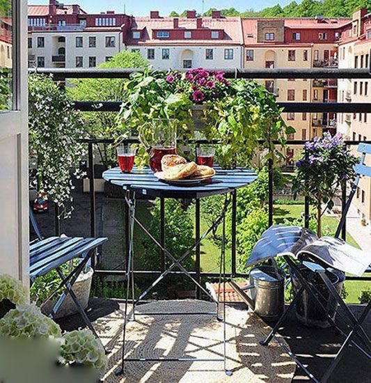 明媚的户外阳台，是享受午后休闲时光的最佳场所，几盆盆栽的巧妙摆放布置，轻松成就一款秀丽的阳台园艺