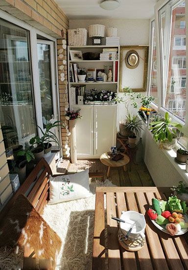 阳台空间并不大，很小却十分方整，放下得一张长桌、一张长椅，长椅上的皮毛坐垫与靠包让其更为舒适，窗台上的若干花草，正与您一道享受阳光带来的美好